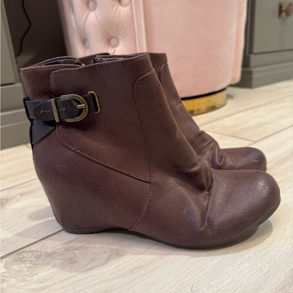 BARETRAPS Brown Vandy Faux Leather Wedge Booties - Picture 1 of 6